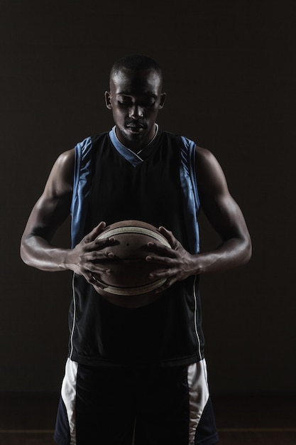 Photo portrait of basketball player holding a ball