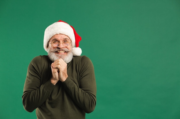 Ritratto barbuto uomo anziano con cappello di babbo natale