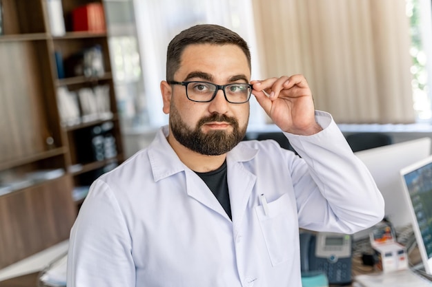 メガネをかぶったの男性医師の肖像画