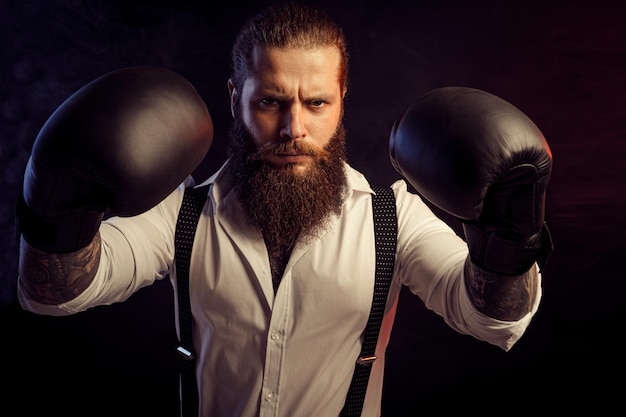 Портрет бородатого мужчины, выглядящего агрессивно, носит боксерские перчатки на белой рубашке, мужчина самооборона
