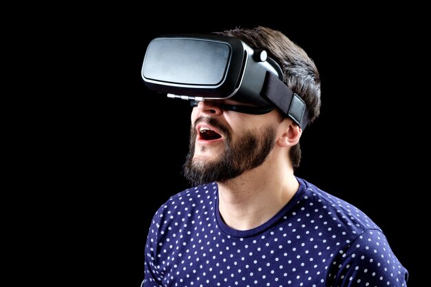 Ritratto di uomo barbuto con gli occhiali di realtà virtuale