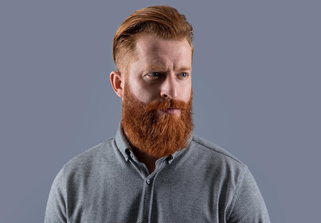 Photo portrait of bearded man irish man with unshaven face serious man with red beard studio isolated on grey