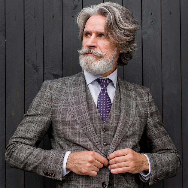 Photo portrait of bearded senior male looking away