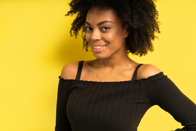 Photo portrait of beautiful african american female model smiling.