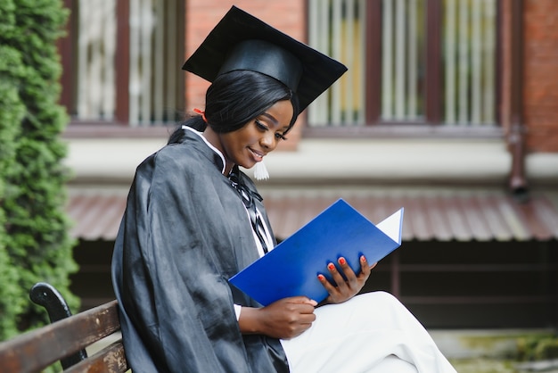 Photo portrait of beautiful african-american graduate