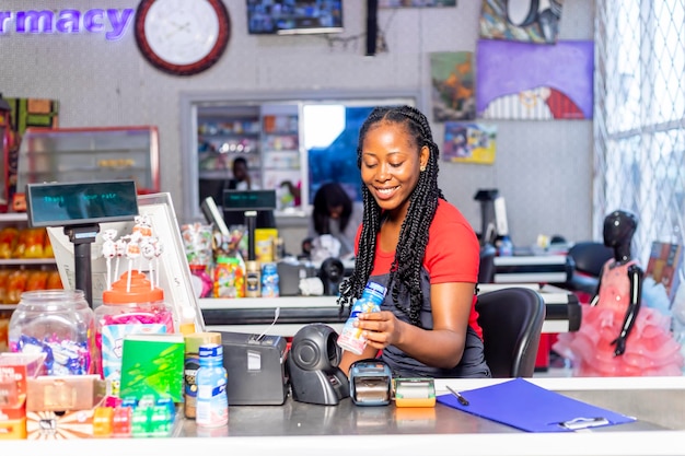 Ritratto di bella signora cassiera sorridente afroamericana che lavora in un negozio di alimentari