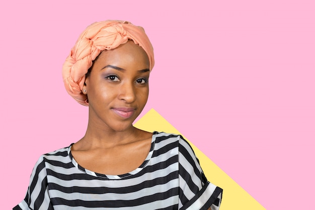 Photo portrait of beautiful african american woman smiling