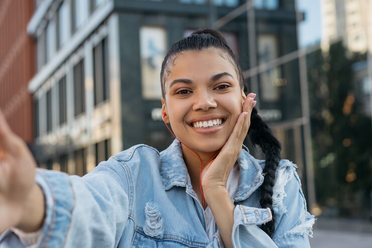 Photo portrait of beautiful african american woman taking selfie outdoors