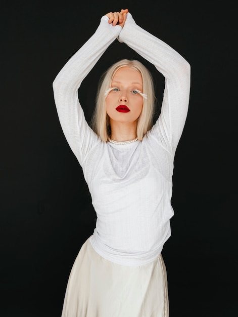 Photo portrait of beautiful albino woman with feathers as eyelashes