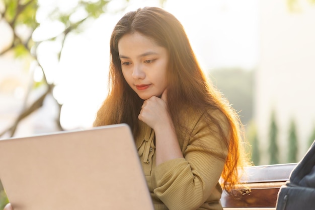 大学で美しいアジアの女子学生の肖像画