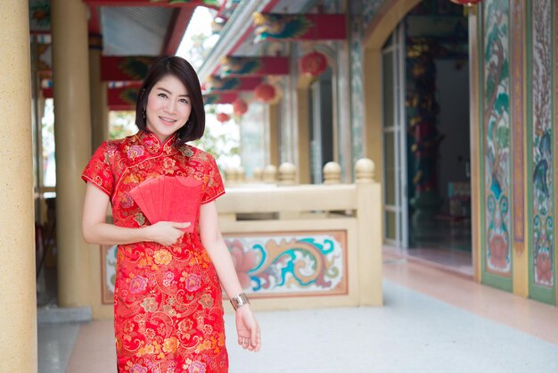 Photo portrait of beautiful asian woman in cheongsam dressthailand peoplehappy chinese new year concept