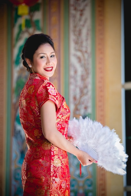 Портрет красивой азиатской женщины в платье CheongsamThailand peopleHappy Chinese New Year concept