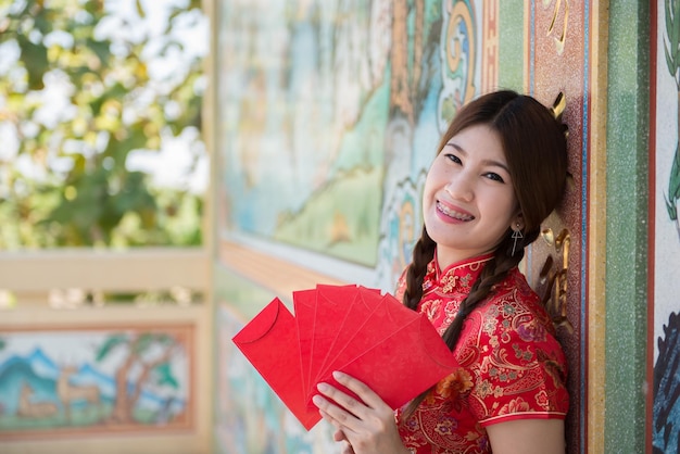 Портрет красивой азиатской женщины в платье CheongsamThailand peopleHappy Chinese New Year concept