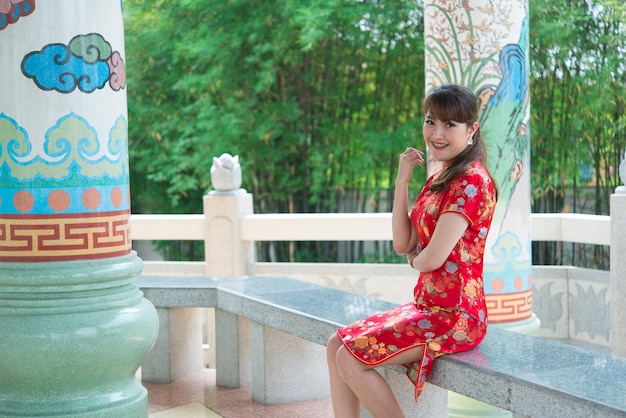 치파오 드레스를 입은 아름다운 아시아 여성의 초상화태국 사람들행복한 중국 새해 개념