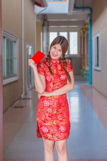 치파오 드레스를 입은 아름다운 아시아 여성의 초상화태국 사람들해피 중국 새해 개념