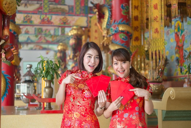 치파오 드레스를 입은 아름다운 아시아 여성의 초상화태국 사람들해피 중국 새해 개념