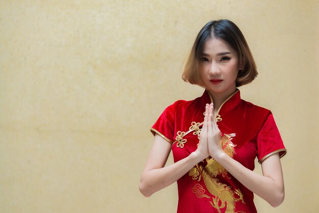 Портрет красивой азиатской женщины в платье CheongsamТаиландцыHappy Chinese New Year conceptСчастливая азиатская леди в китайском традиционном платье