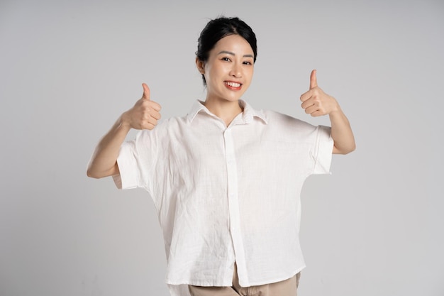 색 배경 에 포즈 를 취하고 있는 아름다운 아시아 여성 의 초상화