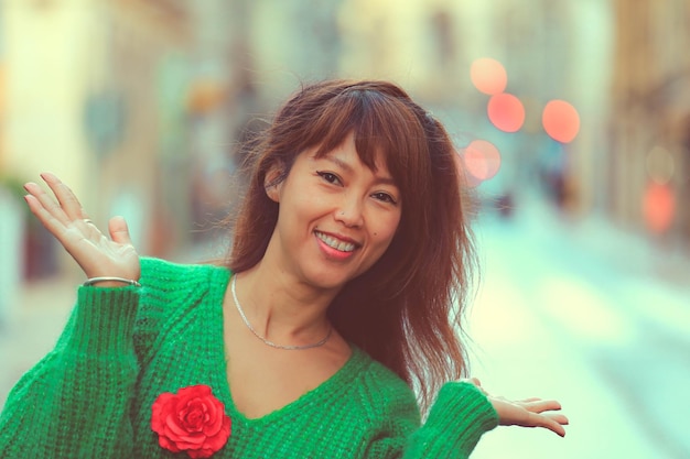 Foto ritratto di una bella donna asiatica che sorride brillantemente al concetto di donna felice della fotocamera