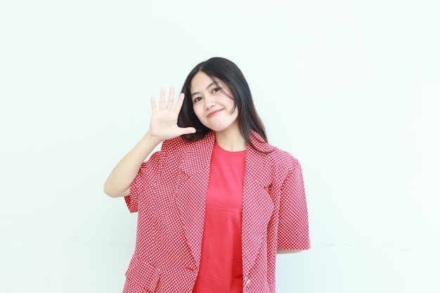 幸せな表情で赤い服を着た美しいアジア人の女性の肖像画