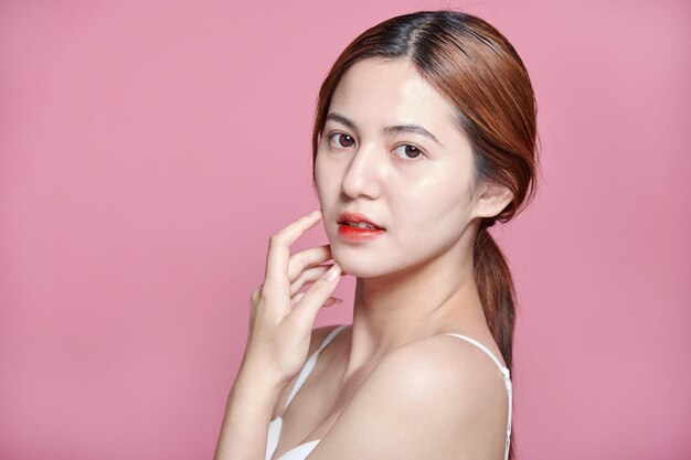 Photo portrait of beautiful asian woman with young clean healthy skin studio shot isolated background