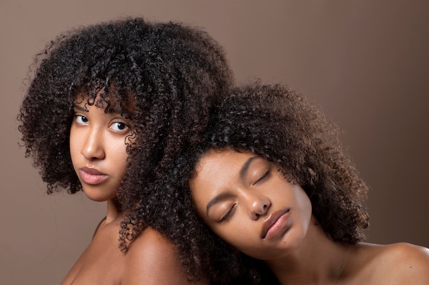 Портрет красивых чернокожих женщин, позирующих вместе
