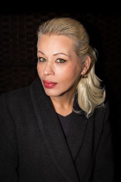 Photo portrait of a beautiful blonde woman with green eyes