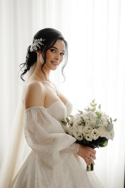 Портрет красивой невесты в белом платье.