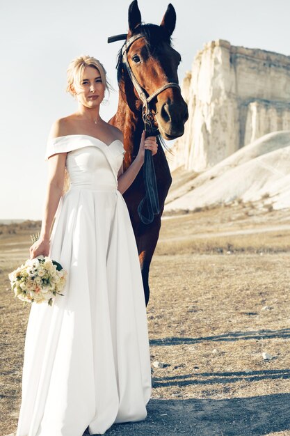 Photo portrait of a beautiful bride with horse