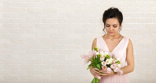 Ritratto di bella sposa con bouquet da sposa