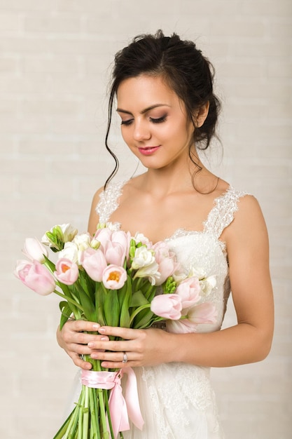 Ritratto di bella sposa con bouquet da sposa