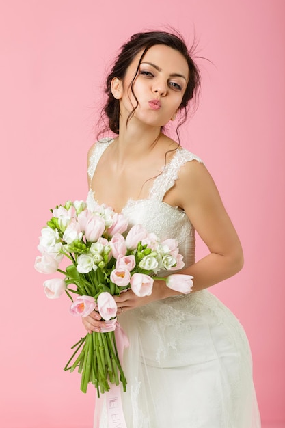 Ritratto di bella sposa con bouquet da sposa