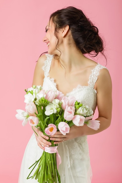 Ritratto di bella sposa con bouquet da sposa