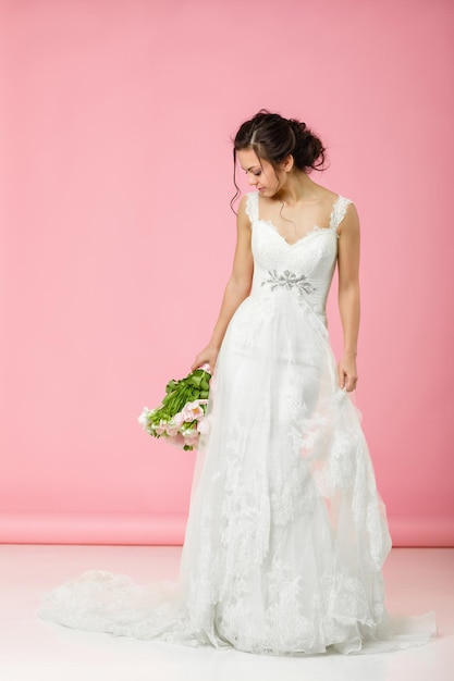 Ritratto di bella sposa con bouquet da sposa