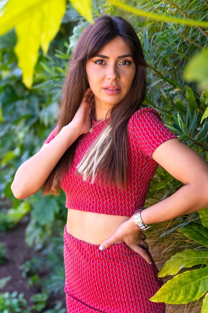 Photo portrait of a beautiful brunette caucasian girl among green spring leaves nature healthy life