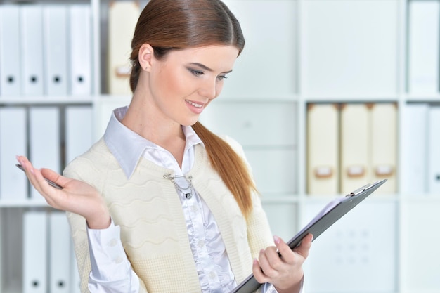 Photo portrait of a beautiful business woman at the office