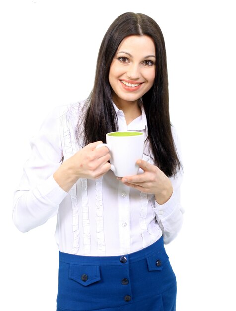 Портрет красивой деловой женщины, держащей чашку кофе