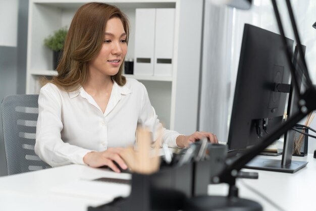 아름다운 사업가 여성의 초상화 컴퓨터 작업 이메일 확인 Infobahn