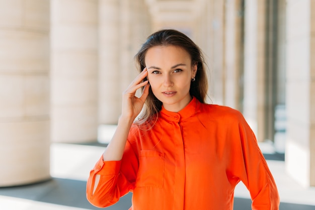 Ritratto di una bellissima modella caucasica in abiti casual