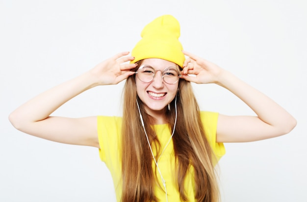 Ritratto di bella ragazza allegra con le cuffie con la risata sorridente dei capelli lunghi