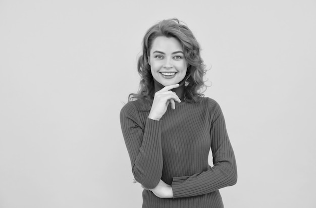 Photo portrait of beautiful cheerful redhead girl curly hair smiling laughing looking at camera