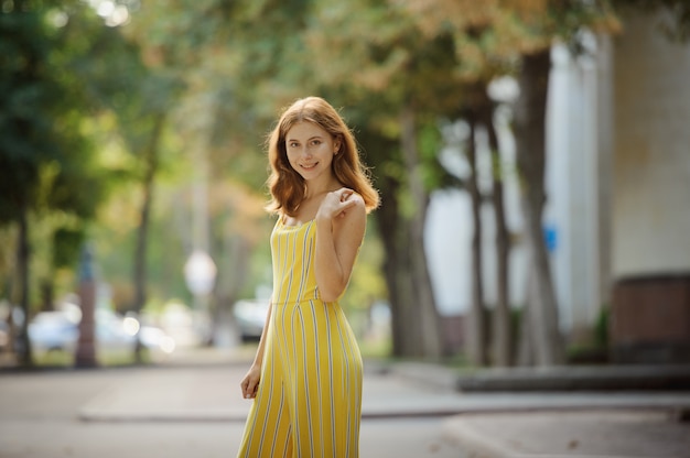 美しい陽気な赤毛の女子生徒の肖像画。