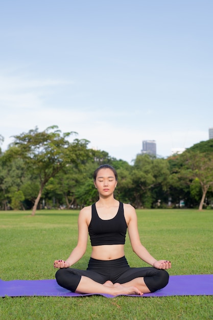 公園で美しい中国人女性の運動の肖像画