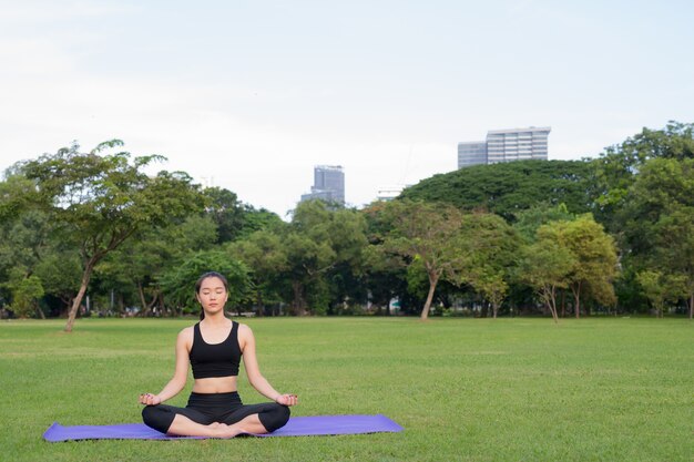 公園で美しい中国人女性の運動の肖像画