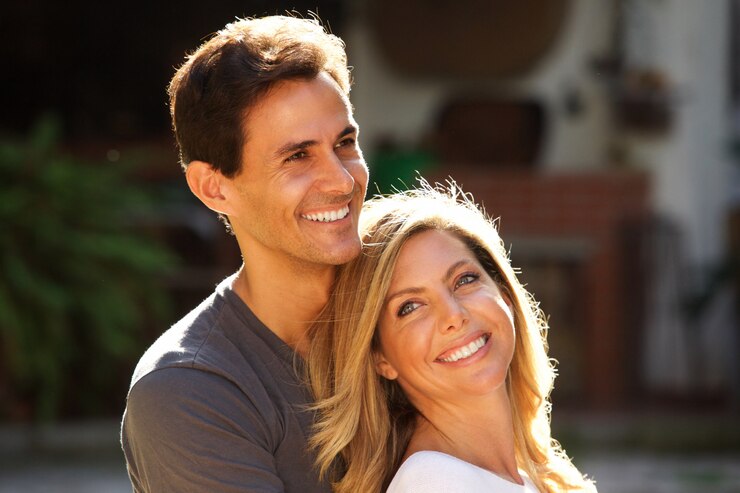 Photo portrait of beautiful couple sitting together in embrace outside