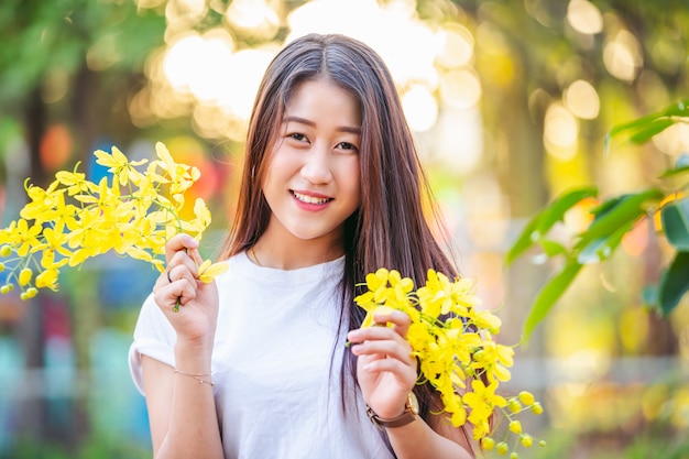 肖像画美しいかわいいアジアの少女