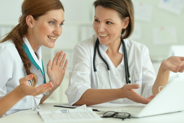 Photo portrait of beautiful doctors posing at work in hospital