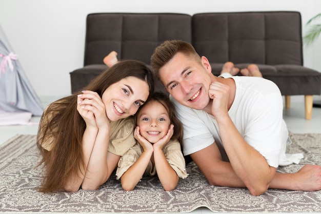 Foto ritratto di bella famiglia in posa a casa