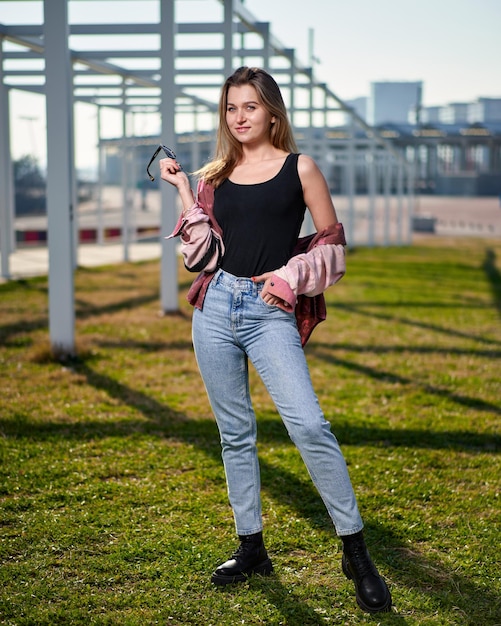 Foto ritratto di bella giovane donna alla moda