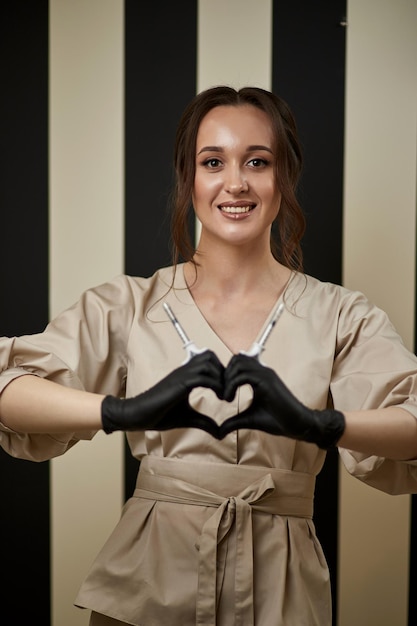 Foto ritratto di bella dottoressa cosmetologa con siringhe per iniezione nella clinica moderna